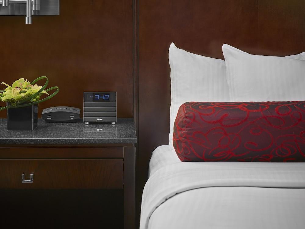 Matrix Hotel Эдмонтон Экстерьер фото