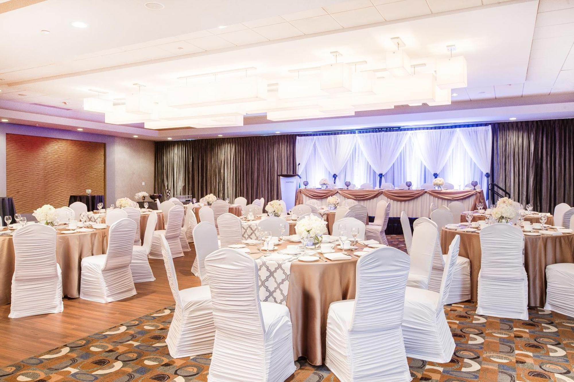 Matrix Hotel Эдмонтон Экстерьер фото