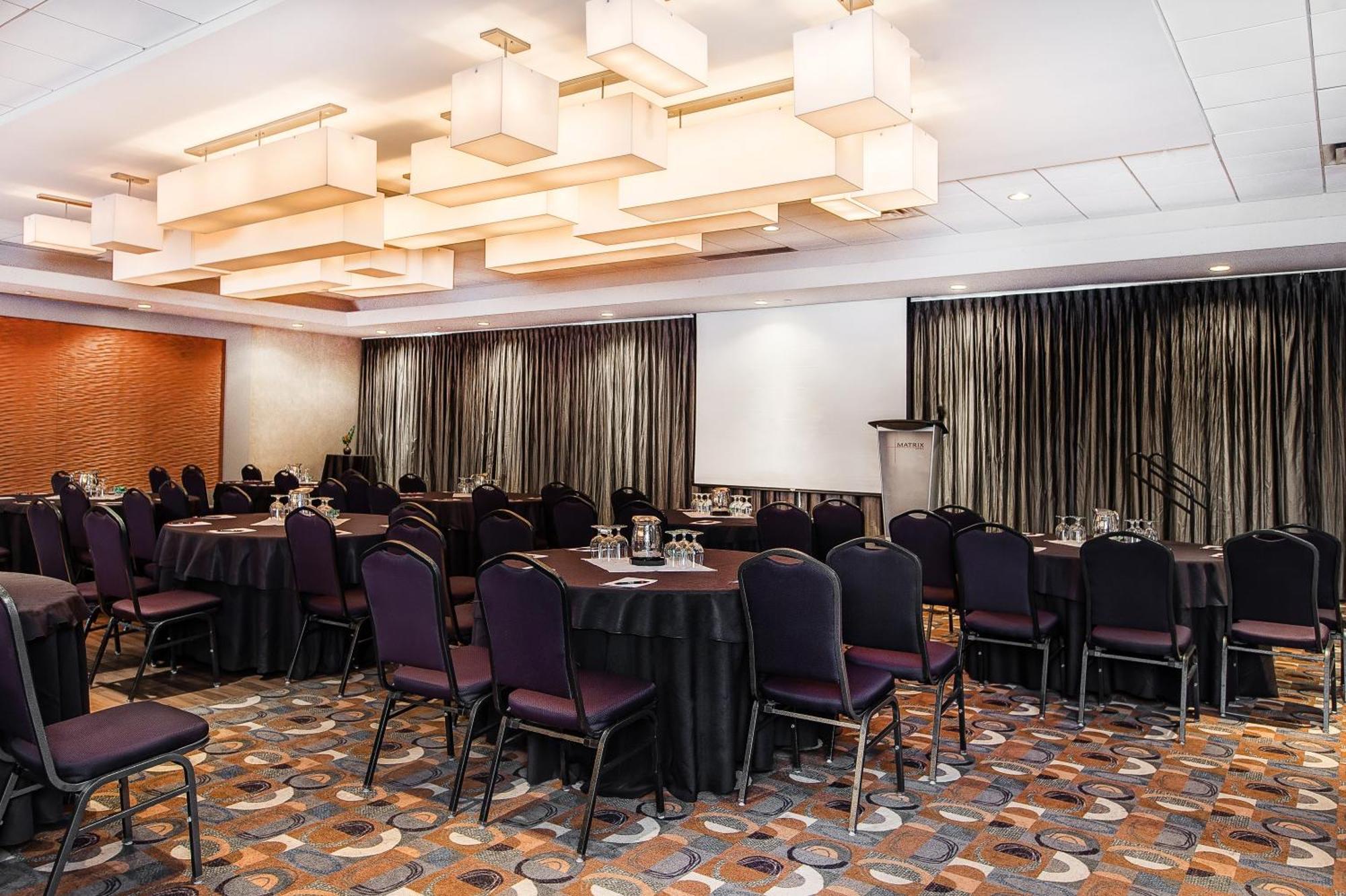 Matrix Hotel Эдмонтон Экстерьер фото