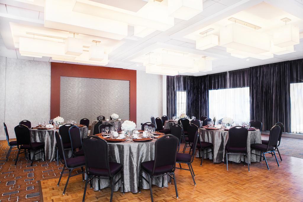 Matrix Hotel Эдмонтон Экстерьер фото
