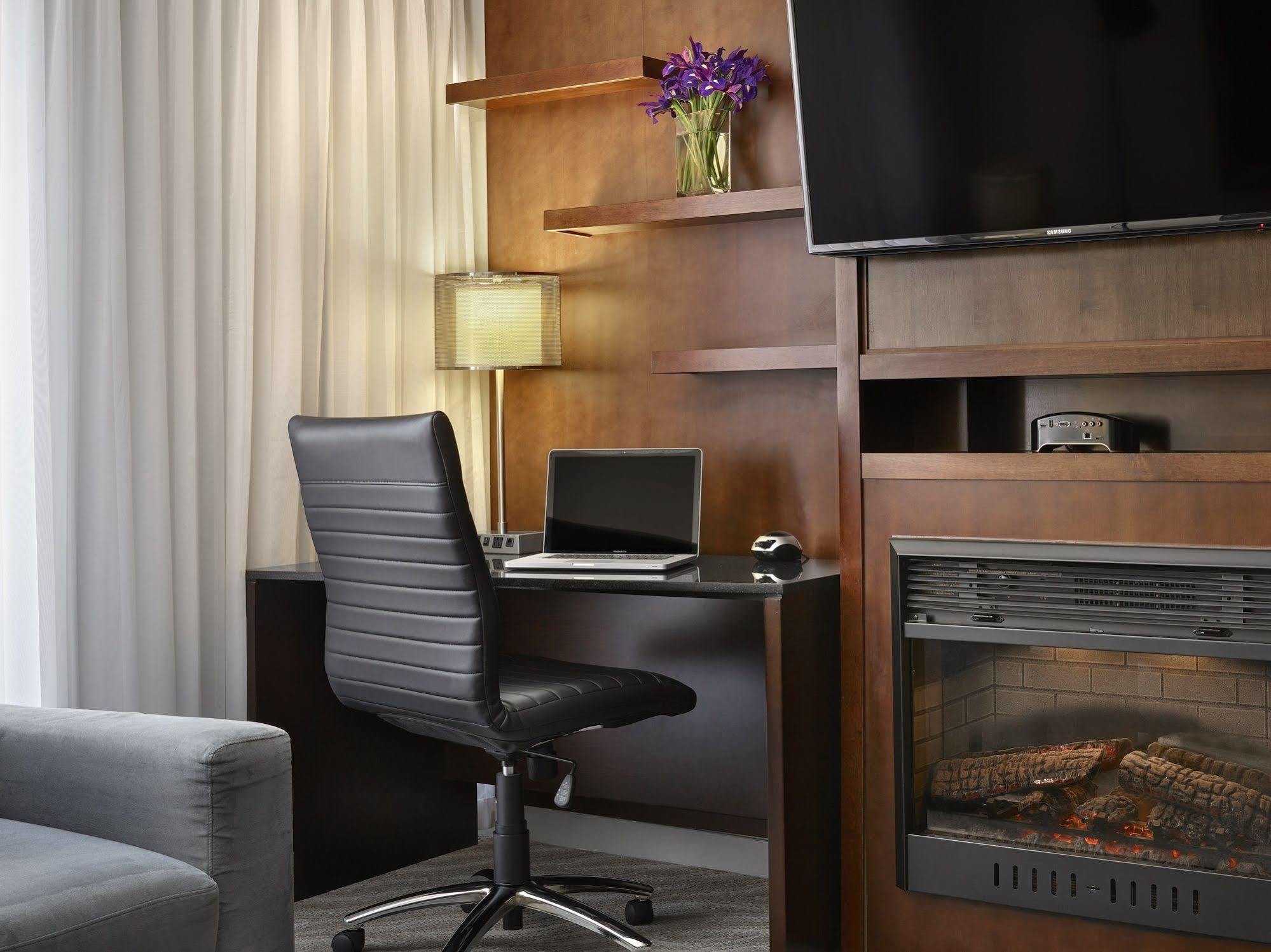 Matrix Hotel Эдмонтон Экстерьер фото