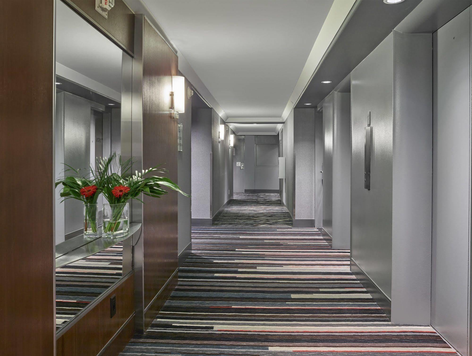 Matrix Hotel Эдмонтон Экстерьер фото