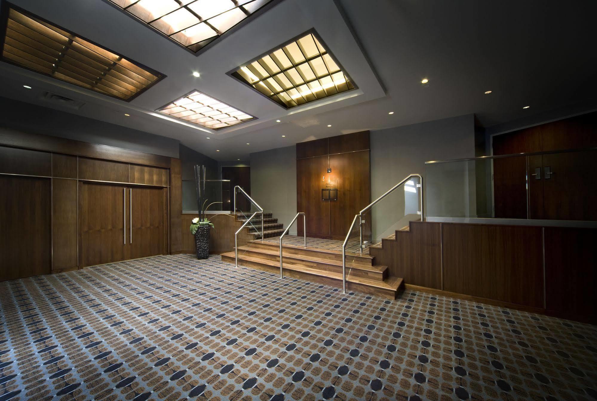 Matrix Hotel Эдмонтон Экстерьер фото