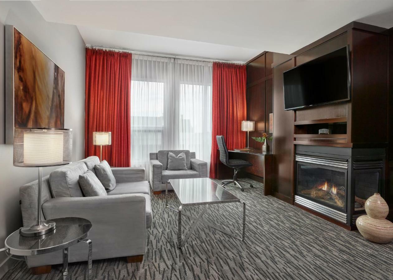 Matrix Hotel Эдмонтон Экстерьер фото