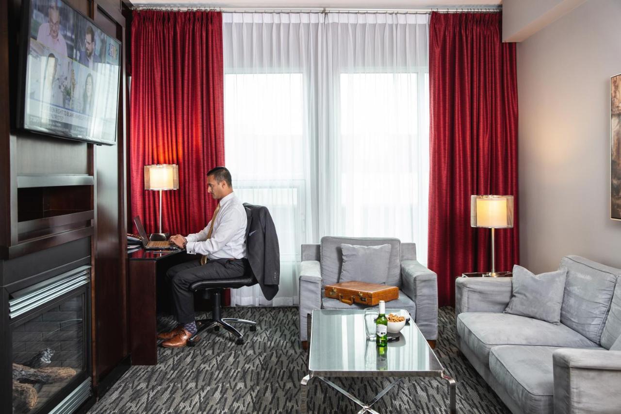 Matrix Hotel Эдмонтон Экстерьер фото