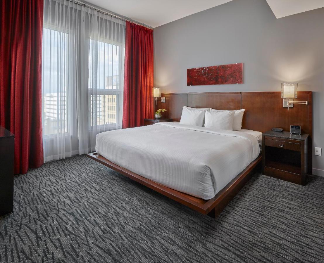 Matrix Hotel Эдмонтон Экстерьер фото